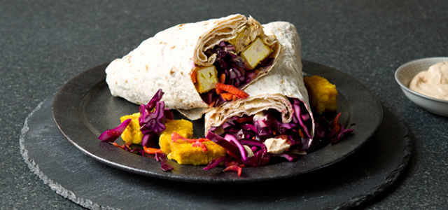 Wrap se smaženým tofu a tahini omáčkou