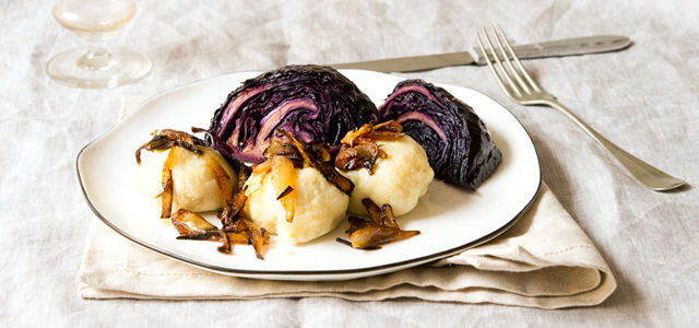 Plněné bramborové knedlíky s pečeným zelím